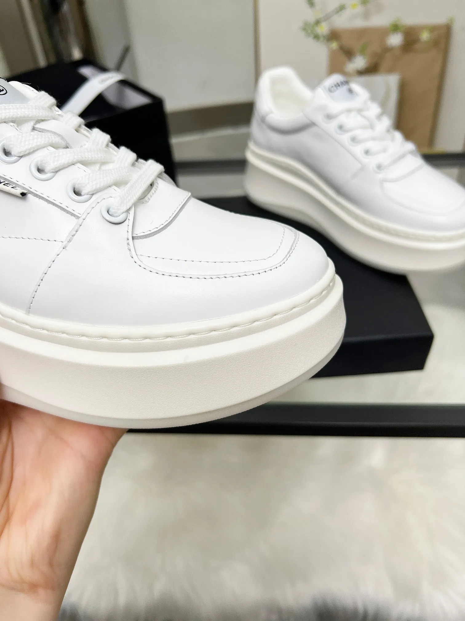 👟👟Ex-factory price 480👟👟 CHANEL 25C spring and summer new sports shoes official website is available at the same time ❤️ Counter out-of-stock kings. Major bloggers are recommending new styles on social days. This season’s new styles are simply eye-catching and look great on the feet. The casual casual sports style is refreshing and natural, interpreting Chanel’s fashionable femininity. The overall customization makes all sports models on the market at that time obsolete. This series is now available for sale! The upper is made of custom imported pebbled calf leather ➕ custom frosted calf leather. The lining is made of original one-to-one professionally customized mesh. Hardware accessories. Original full set of molds (not common in the market). Original custom molded TPU combination outsole. Height 4 cm. Women's size 35-39.